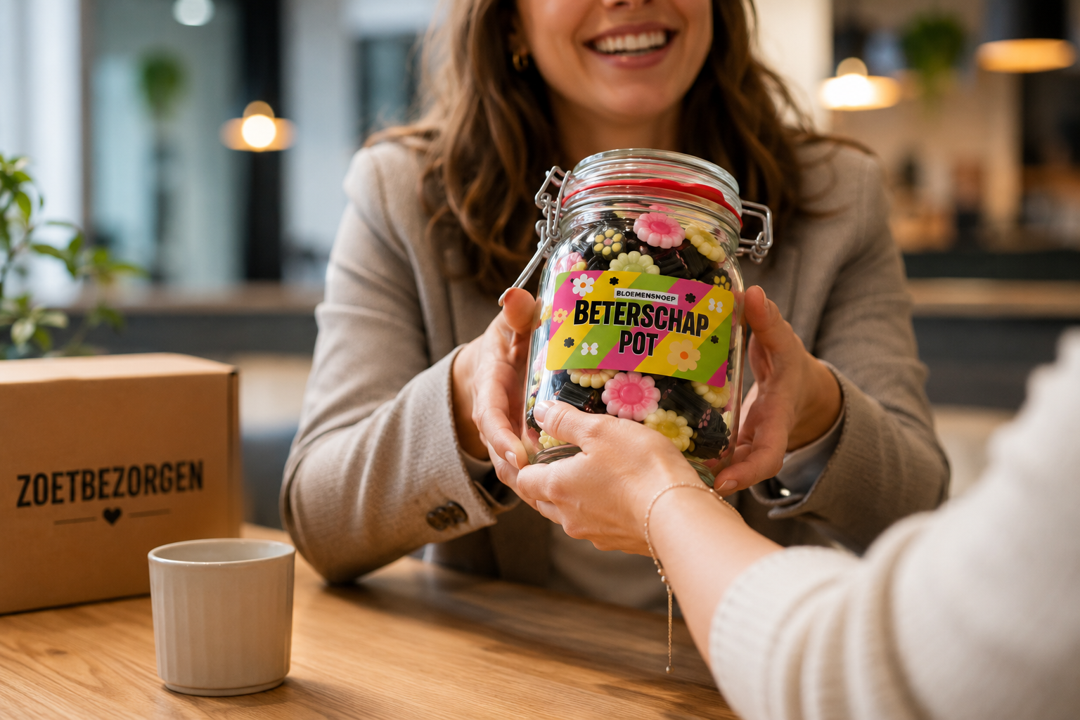 Medewerker overhandigt een ZoetBezorgen snoeppot als cadeau