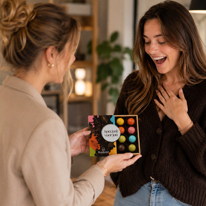 Blij verraste ontvanger krijgt een doos bonbons cadeau